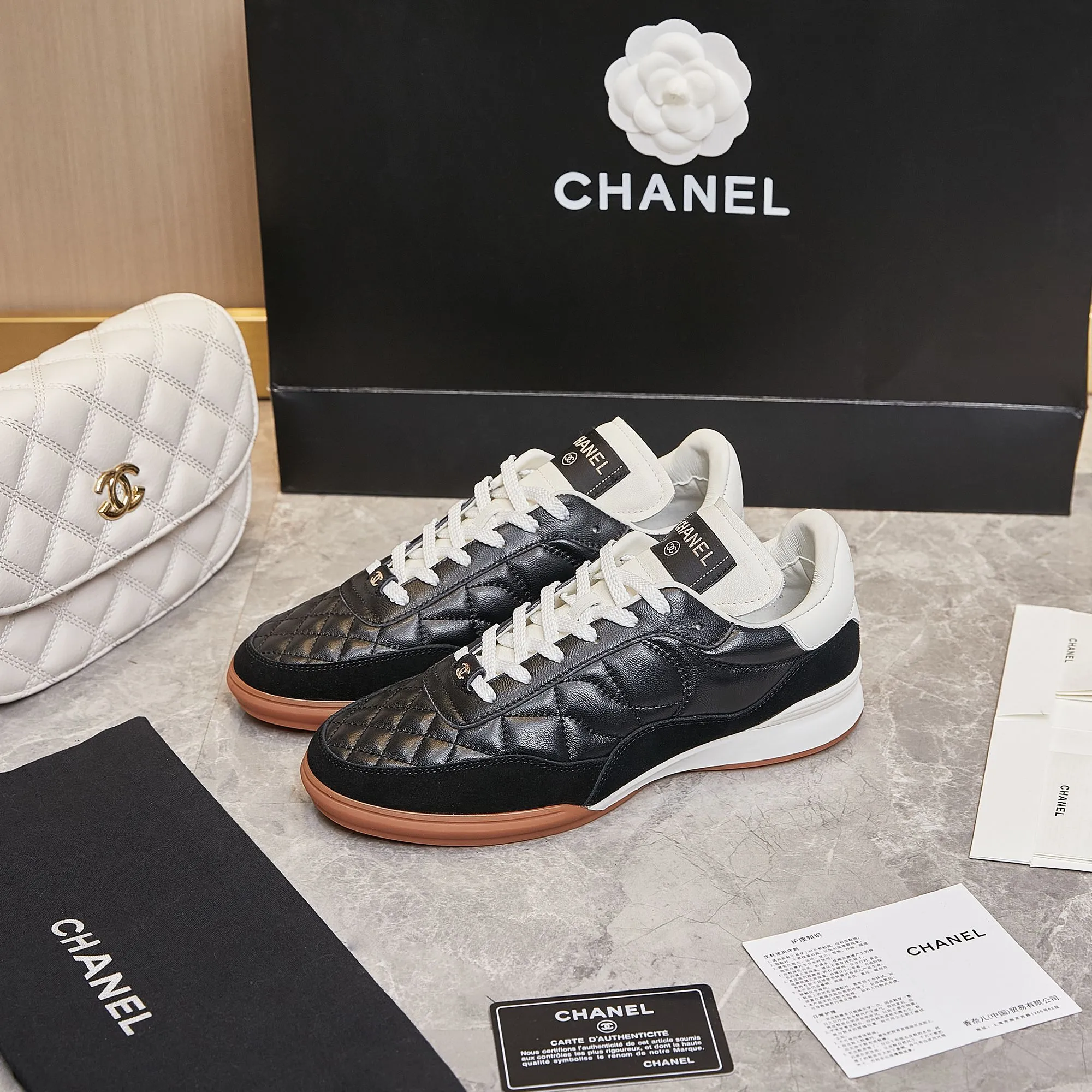 👟👟Ex-factory price 560👟👟 Chanel Chanel - 2024 counter top casual sports shoes This classic design; the upper is electro-embroidered with a variety of techniques; the outsole is fashionable and sporty; it is unusual to incorporate a variety of color matching elements... The diversified mix and match is very beautiful and versatile, casual, fashionable, sports and outdoor can be taken into account... ꫛꫀꪝ Go➫ Material: ❶Upper is made of: Original imported mixed-breed sheep ❷Inside made of: original imported breathable sheepskin ❸Outsole based on: original TPU outsole Full set of boutique packaging for women 35–41